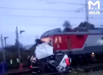 19 души са загинали при сблъсък на автобус и влак в Русия