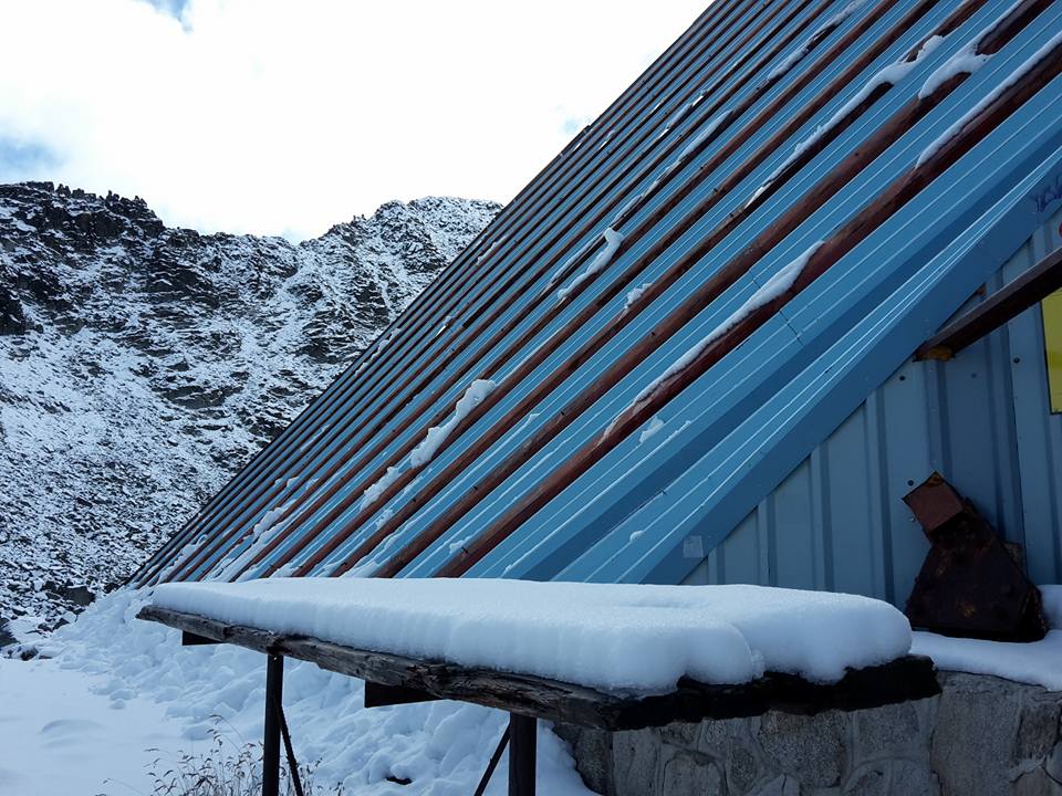 Температурите в проходите паднаха под нула, сняг вали на Мусала (СНИМКИ)