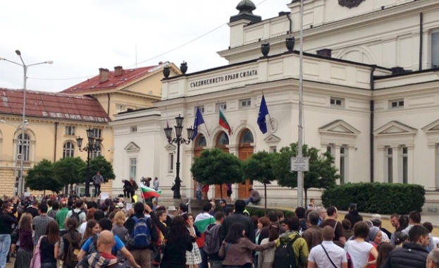 Синдикатите обсъждат протести в цялата страна заради ниските заплати