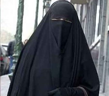 Задържаха саудитка, нарушила забраната жени да шофират