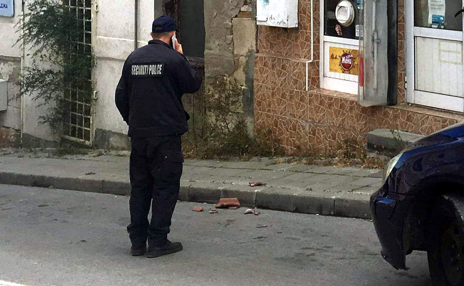 Керемида, полетяла от покрив, удари шуменец