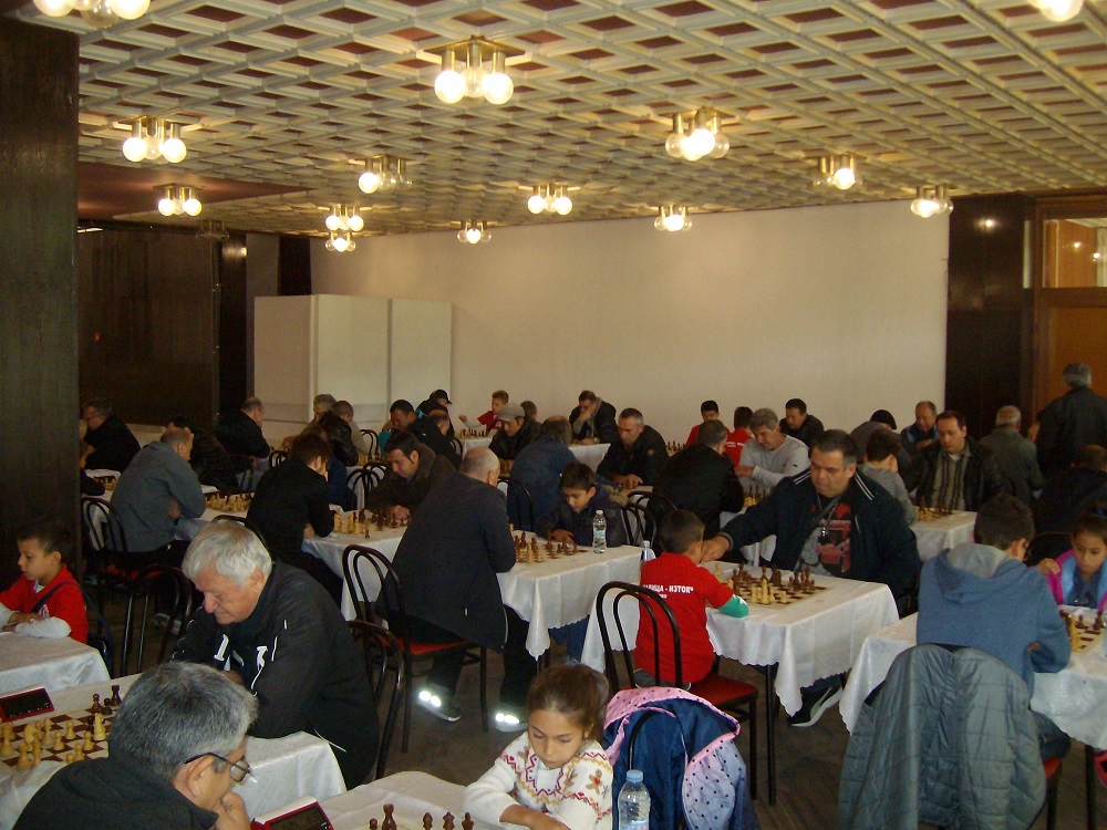 104 деца и възрастни играха шахмат в Нова Загора