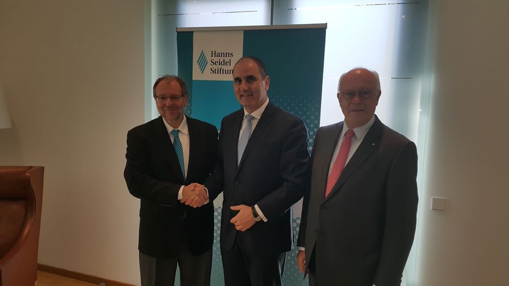 Цветан Цветанов разговаря с директора на фондация „Ханс Зайдел“ Петер Витерауф