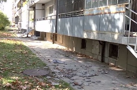 Бетон и мозайка се откъснаха от жилищен блок в Сливен