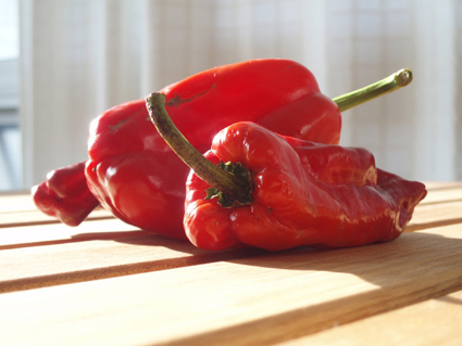 Червените чушки пълнят трапезата със здраве