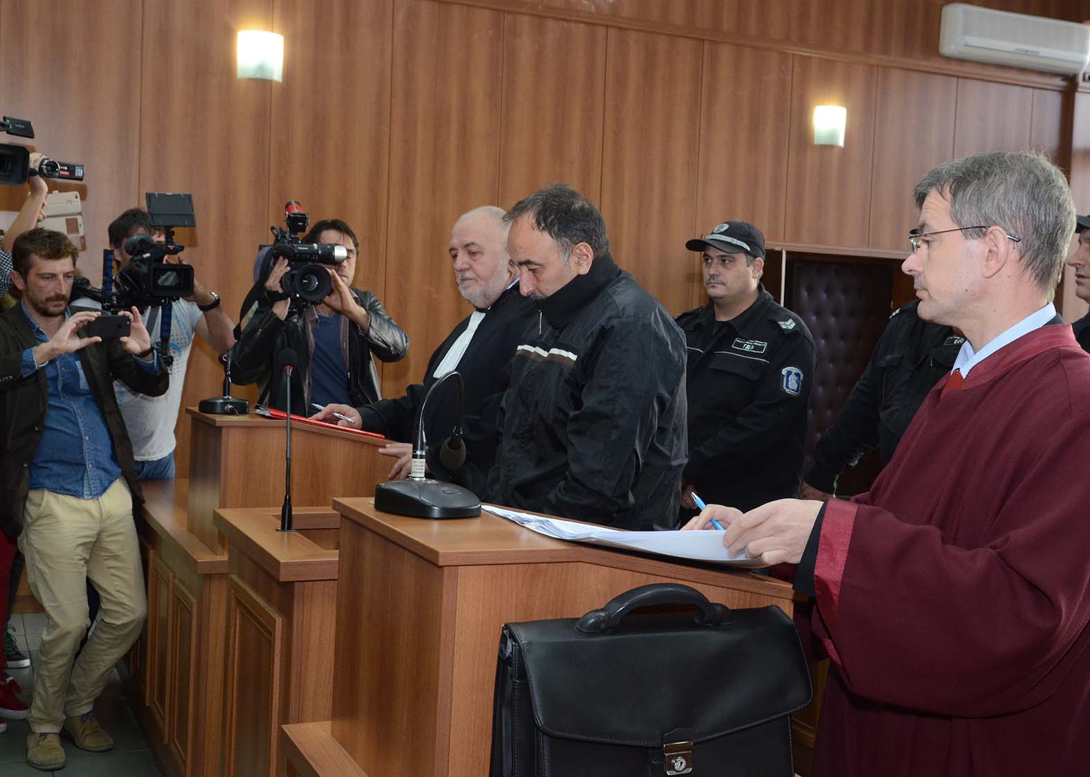 Камери заснели срещите на задържания полицейски шеф от Пловдив с ало измамниците (СНИМКИ)