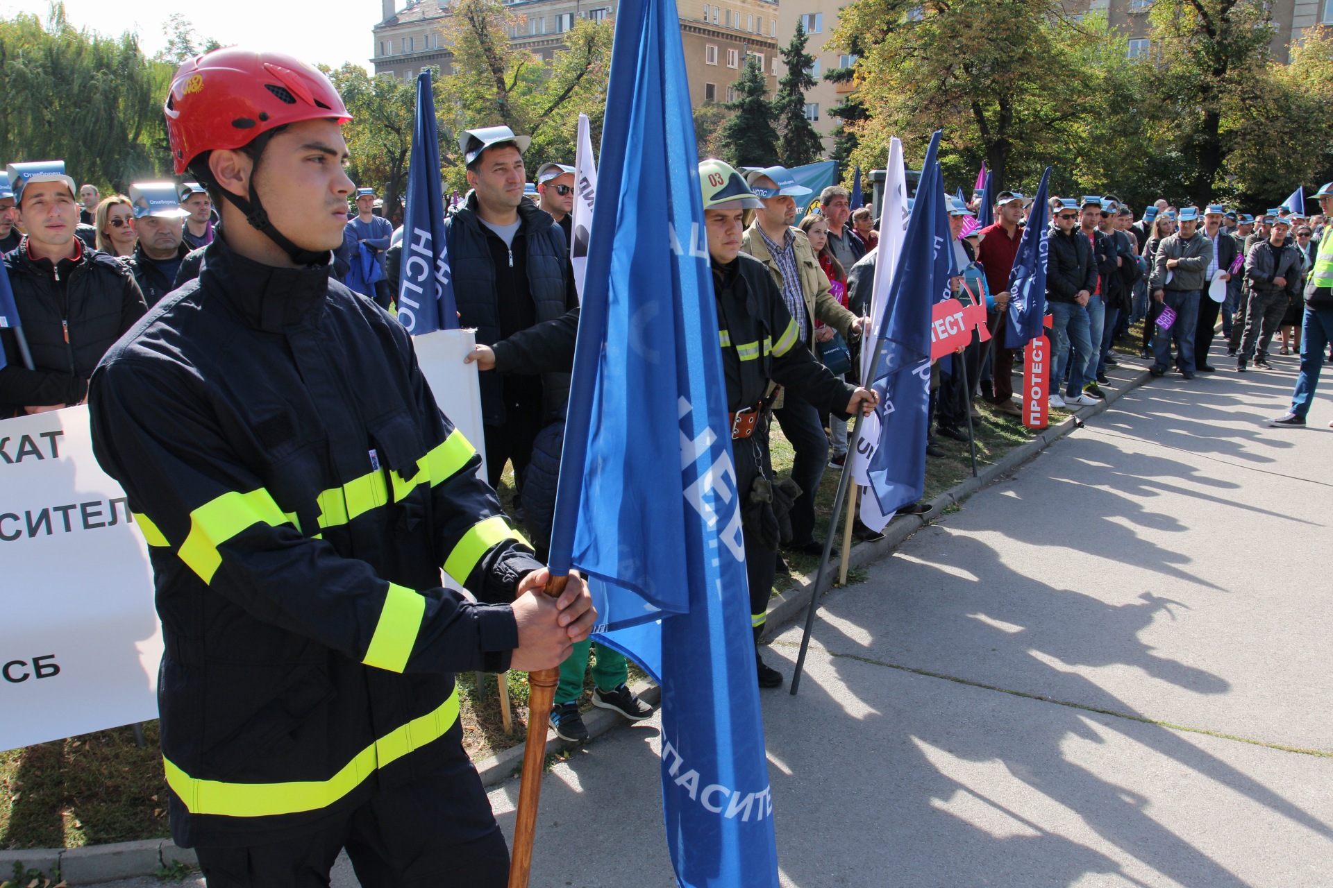 Протестът на пожарникарите през обектива на "Труд" (СНИМКИ)