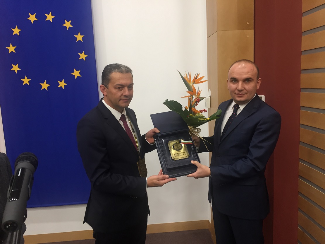 Евродепутатът Илхан Кючюк получи почетния знак на град Севлиево