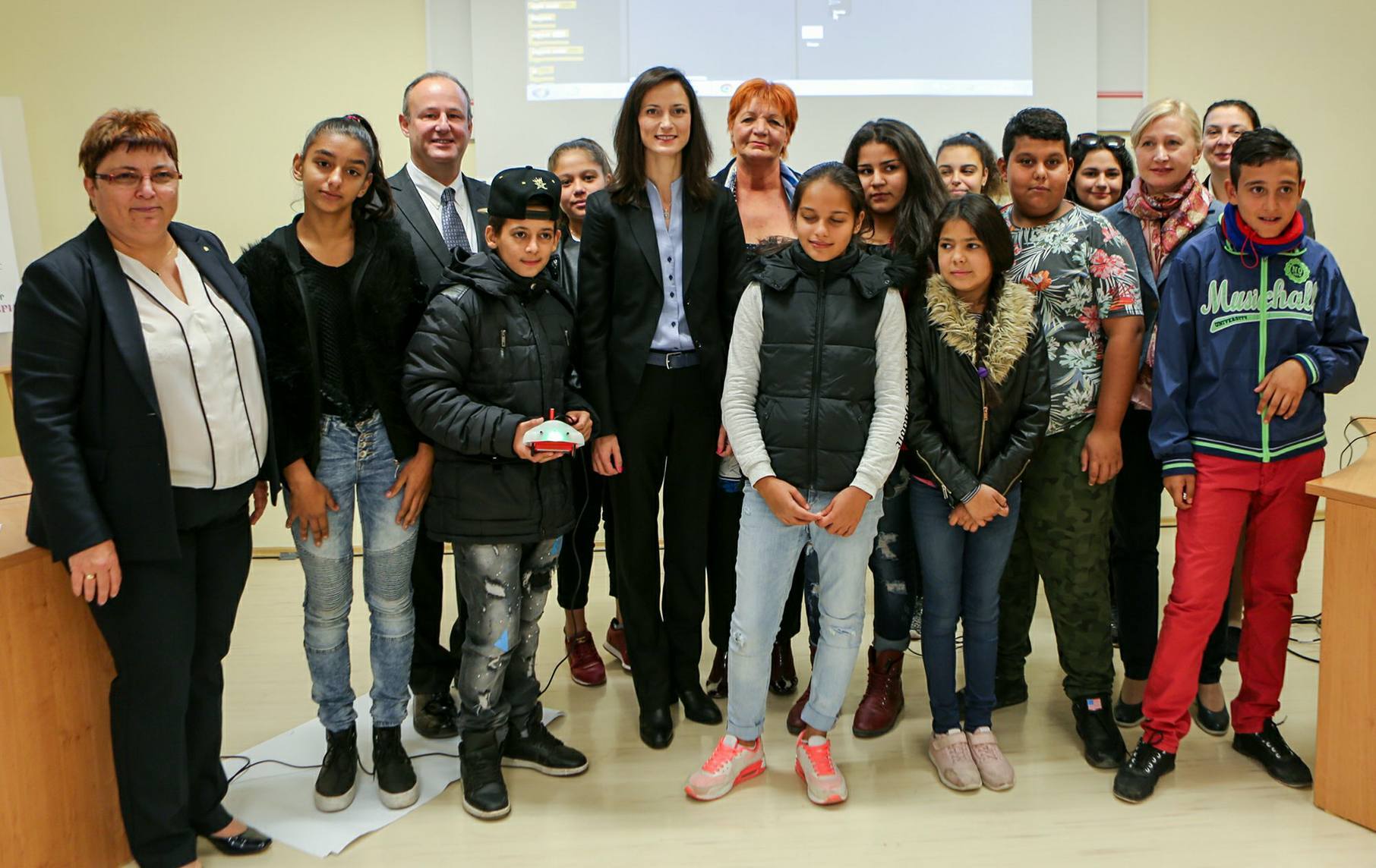 Мария Габриел и Емилия Милкова се включиха в Европейската седмица на програмирането