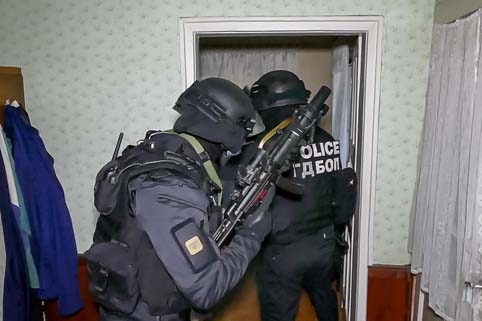 Депутатски брат и бандата му отвлекли служител