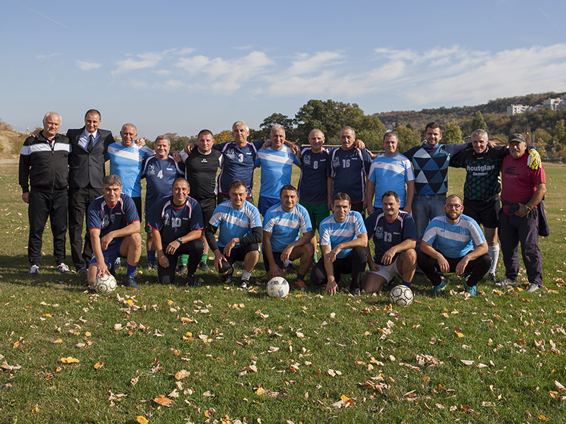 Различни генерации от „Легендите” на Стопанската академия в Свищов  се срещнаха на футболния терен