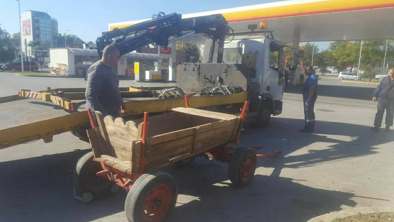 Вижте как за 5 минути репатрираха 2 конски каруци от оживен булевард в Пловдив (СНИМКИ)