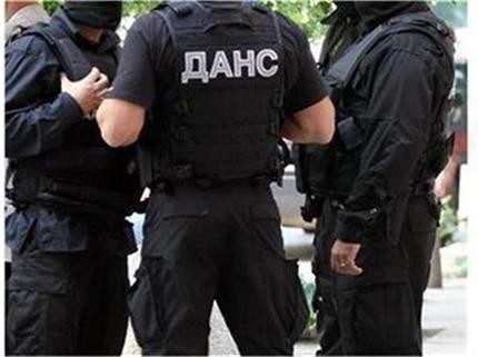 Задържаха осем души за трафик на хора