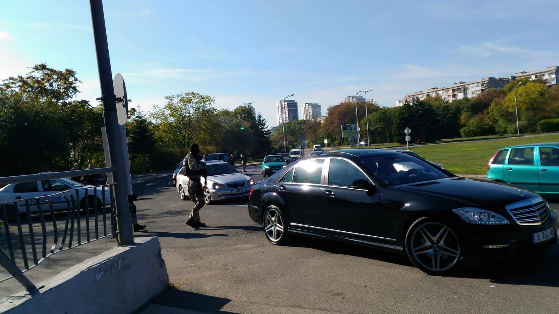 Няколко хиляди лева и евро, пистолет, пушка, бухалки, везни и оборудване за нарколаборатория намерени при спецакцията в Бургас