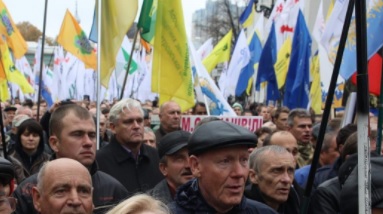Демонстранти разпънаха палатки пред парламента в Киев
