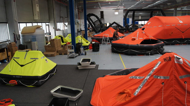 Датчани демонстрират раздуване на спасителен сал за кораби пред студенти в Пловдив