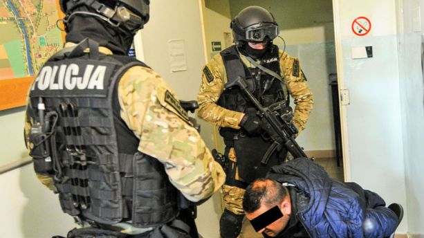 Българин и съпругата му са задържани в Полша за трафик на хора (СНИМКИ)