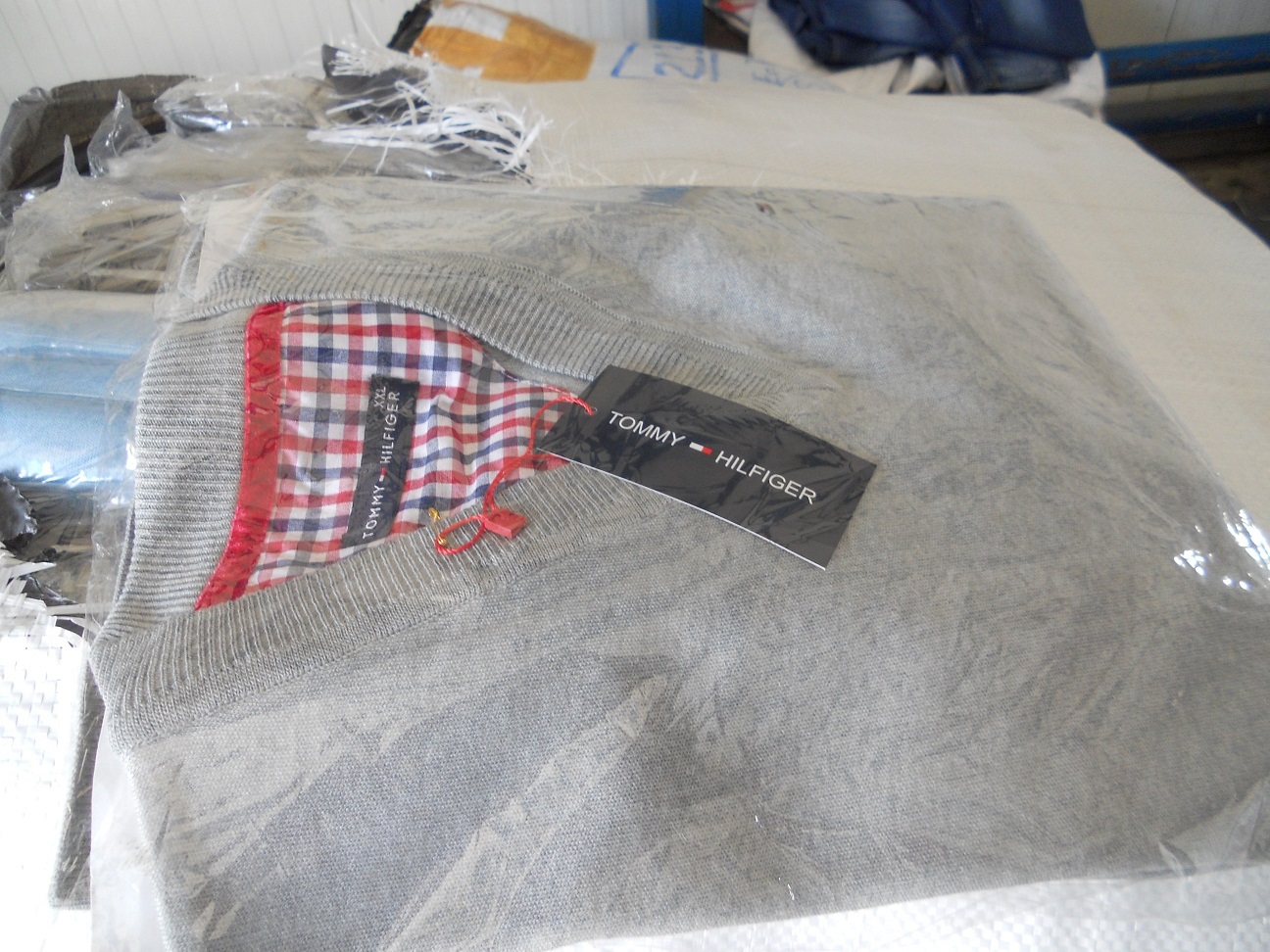 Десетки хиляди текстилни изделия с логото на известни марки задържаха митничарите на Капитан Андреево