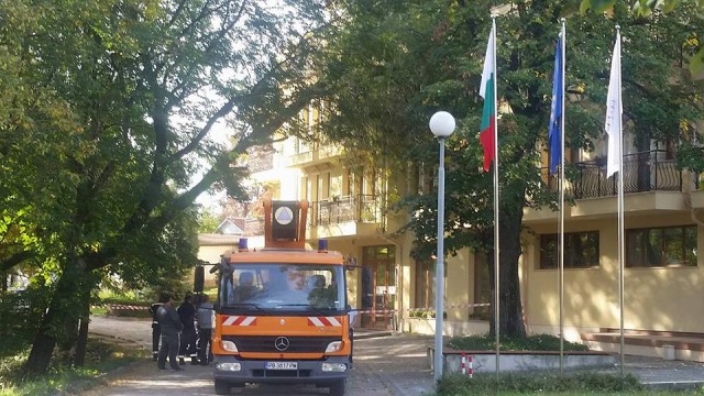 Вековно дърво падна върху хотел в Хисаря