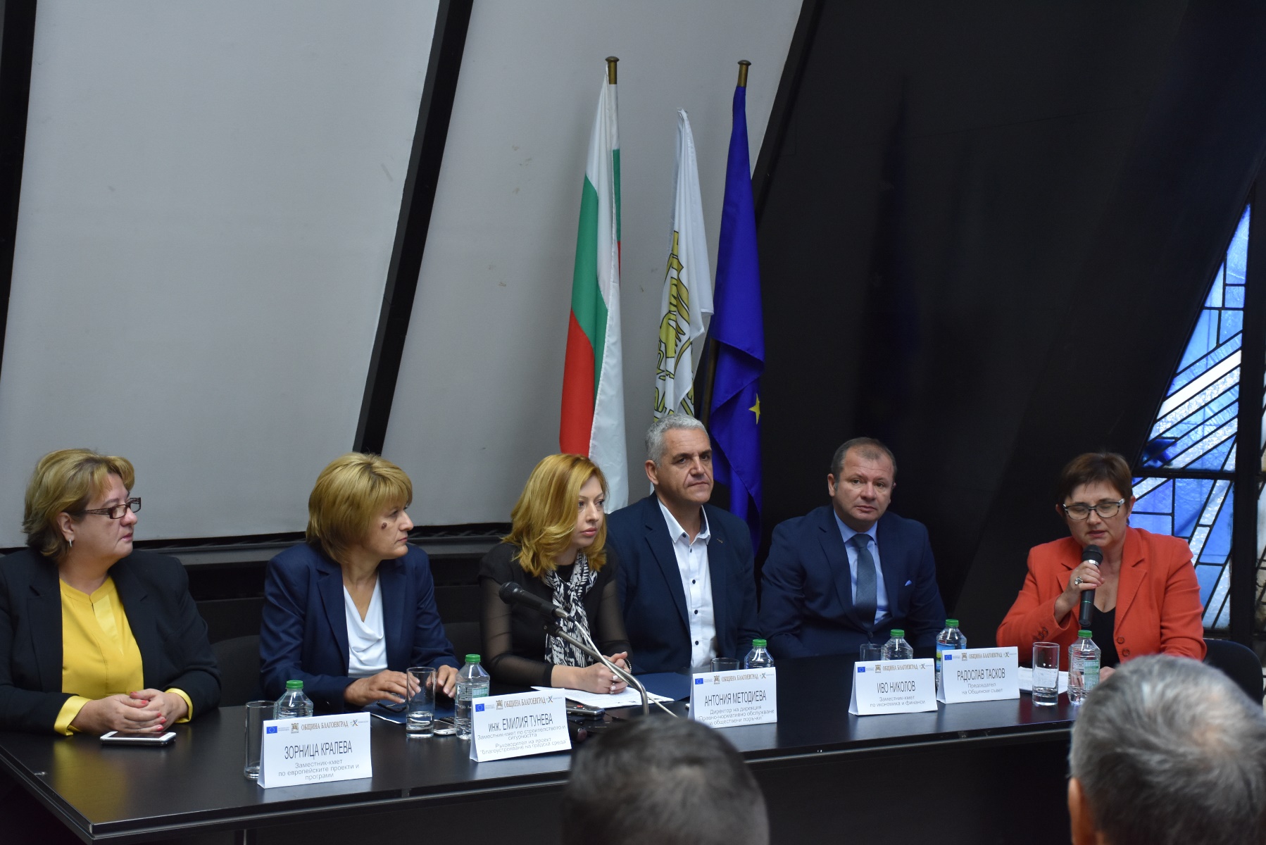 Кметът д-р Атанас Камбитов направи първа копка за благоустрояване на площадното и подплощадното пространство в Благоевград