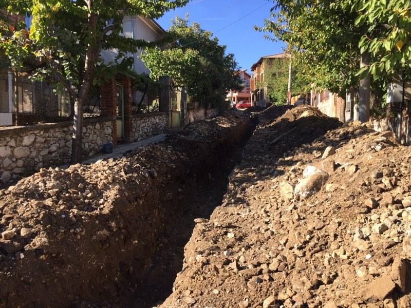 Земна маса затрупа работник при подмяна на канализация в Рибново