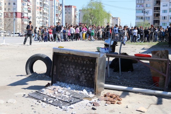 16 месеца затвор за баща и син, нанесли телесни повреди на полицаи в Столипиново