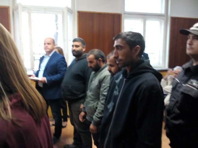 Оставиха за постоянно в ареста четирима цигани, пребили зверски лесничеи край Баня