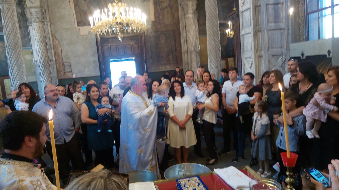 В Бургас кръстиха 50 бебета