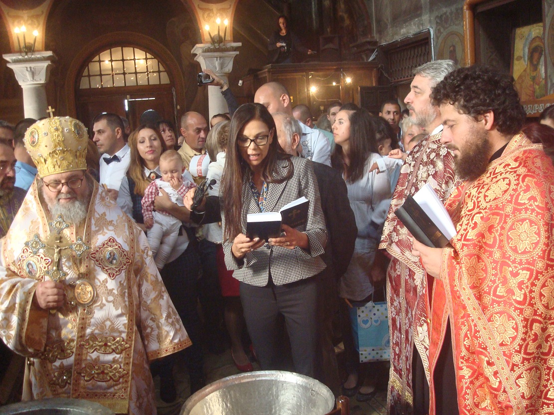 Митрополит Григорий и Юлияна Дончева кръстиха 35 деца в Търново