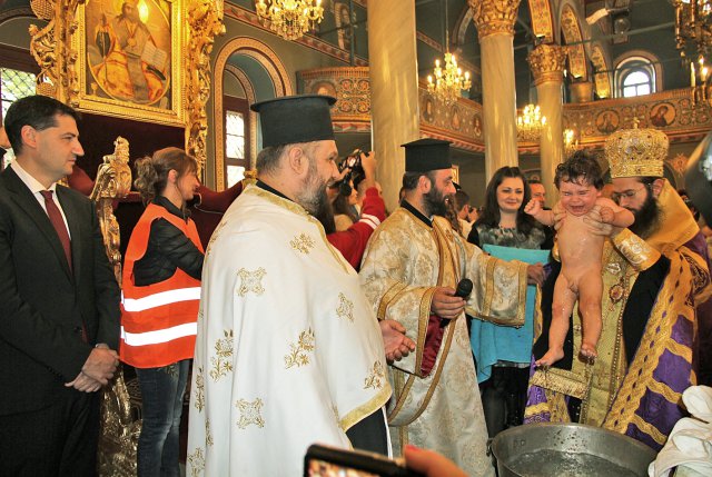 74 деца кръстиха в митрополитския храм „Света Марина” в Пловдив (СНИМКИ)