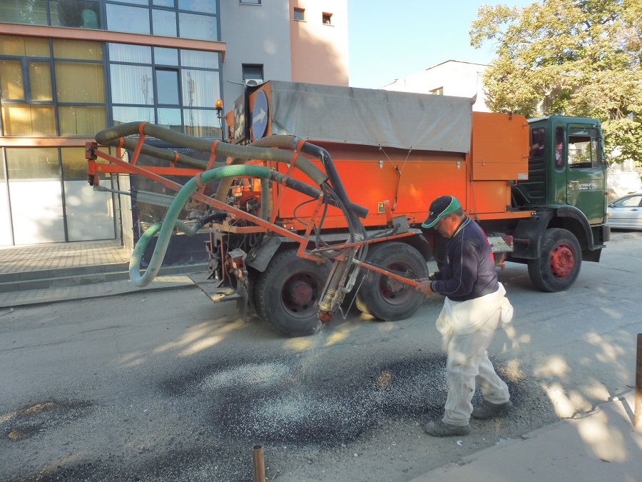 Ремонтират по нова технология улици в Община Стамболийски