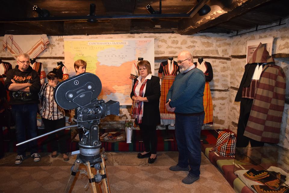 Пътуваща изложба „От киноцентъра до музейната витрина” гостува в Елена