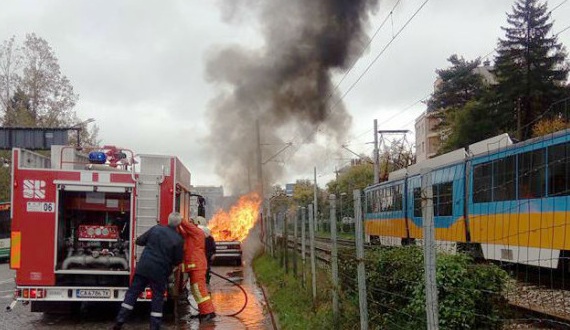 Кола се запали в движение на „Цар Борис III” в София