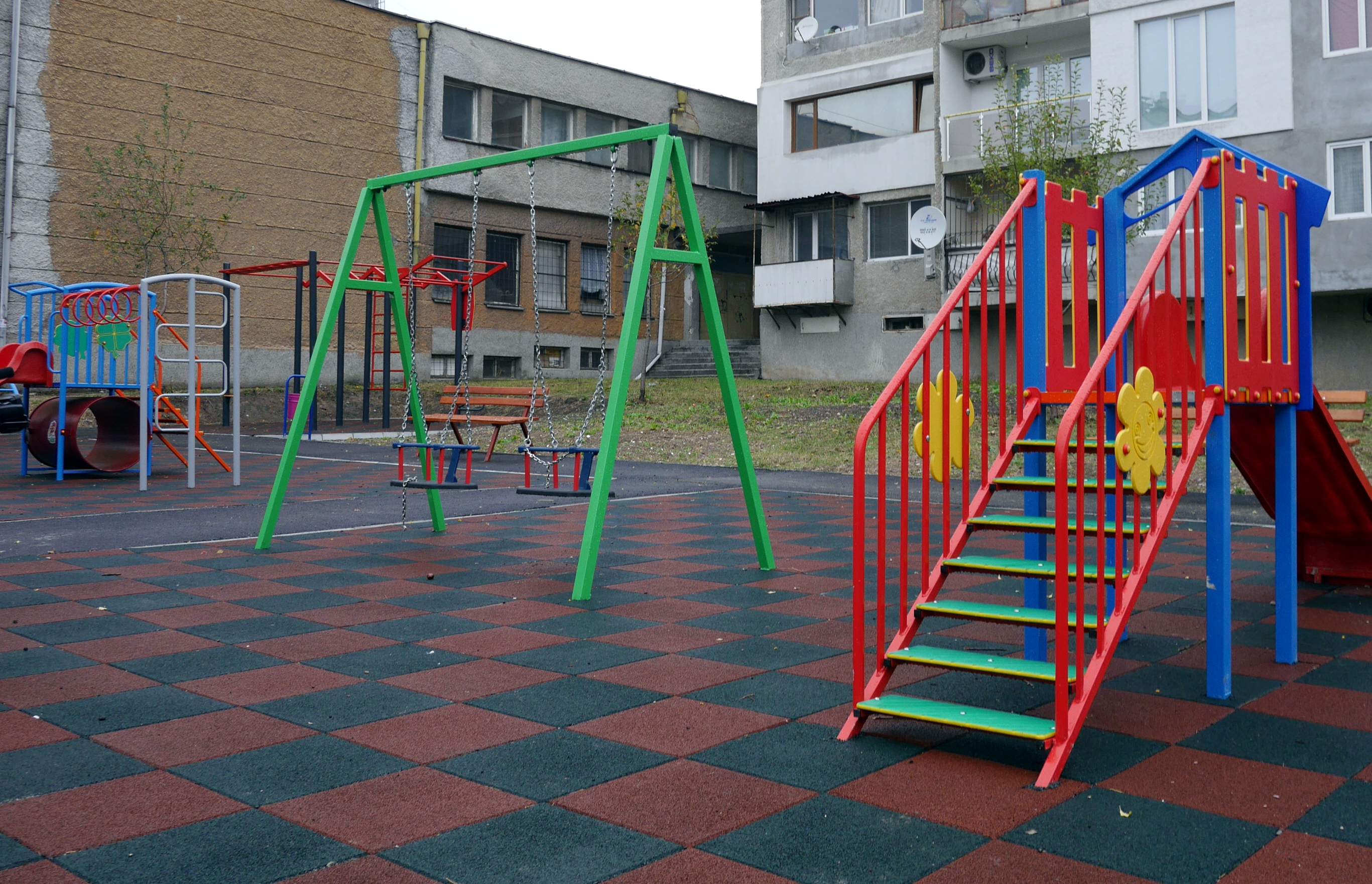 Откриха детска площадка за 25 000 лв. в Шумен