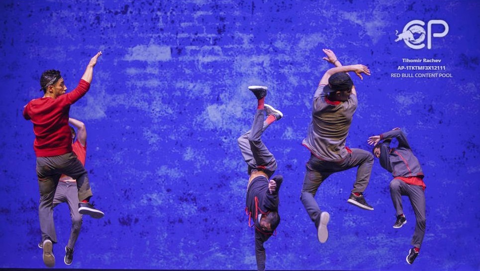 Зала 1 на НДК на крака след невероятния спектакъл Flying bach