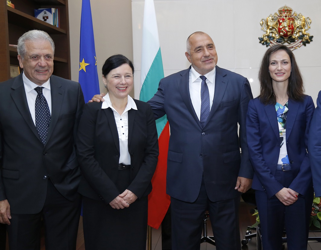 Бойко Борисов разговаря с еврокомисарите Димитрис Аврамопулос и Вера Юрова