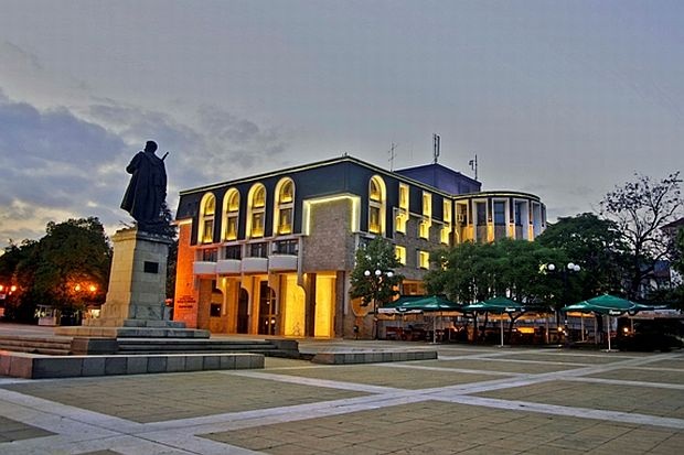 Цигуларка от Италия и Камерна опера - Благоевград на една сцена