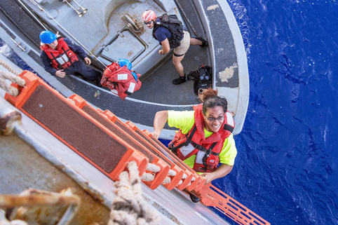 Спасиха две жени след 5 месеца в океана
