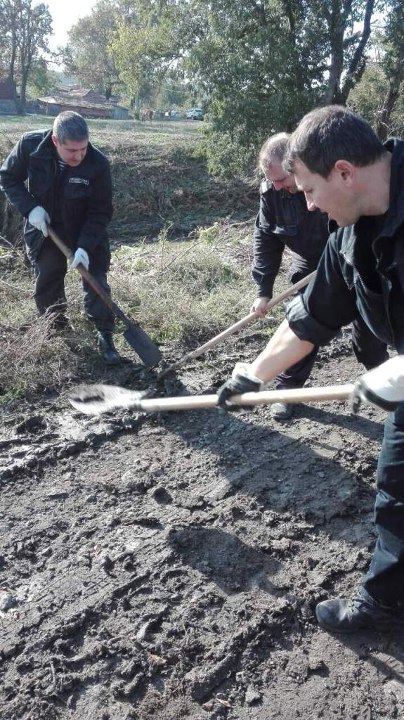 ВМС оказват помощ на пострадалите от наводненията