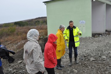 Кмет и министър провериха скъсаната дига на депо край Бургас