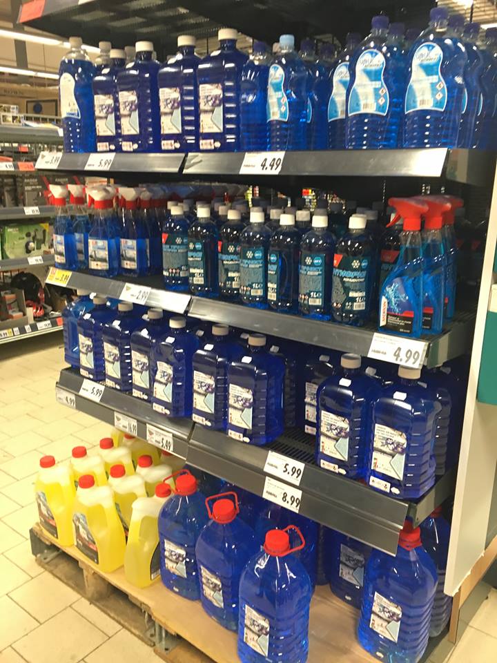 Защо жената маха чистачките на колата?