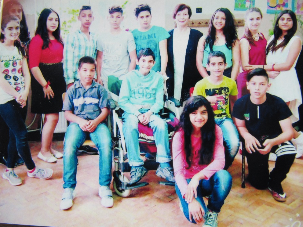 Майка всеки ден тика по 4 км сина си в инвалидна количка до училището му