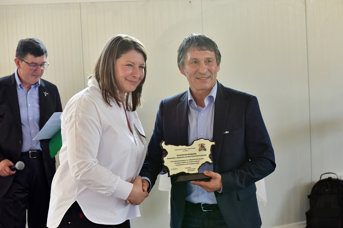 Станка Златева подари плакети на Красен Кралев, Десислава Танева и Валентин Йорданов