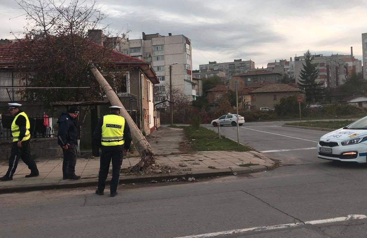 Стълб падна върху къща в Шумен - майка и трите й деца останаха невредими (СНИМКИ)