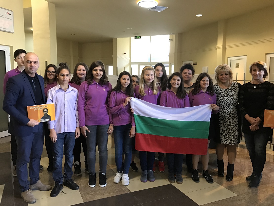 Пловдивски ученици поздравиха кмета на район „Тракия” с Деня на народните будители