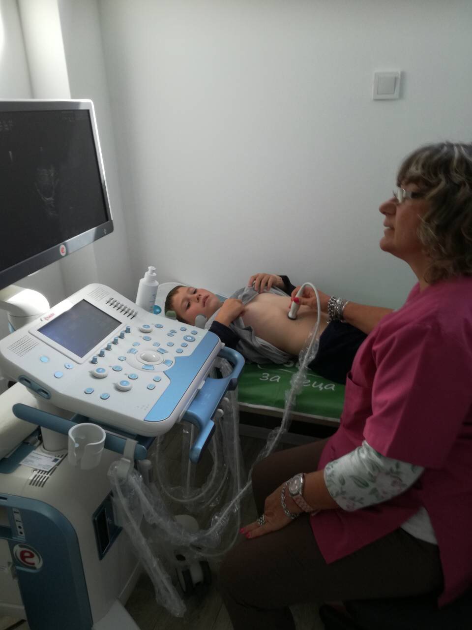 Педиатрията на МБАЛ "Св. Анна" получи мобилен ехограф от Българската Коледа