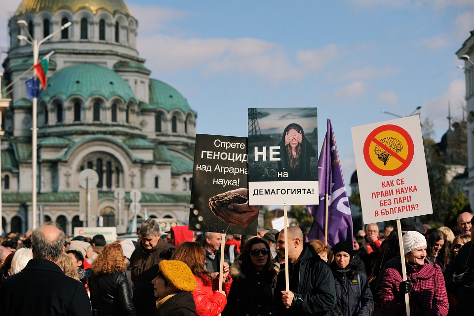 Учени на протест с искане за повече пари за наука