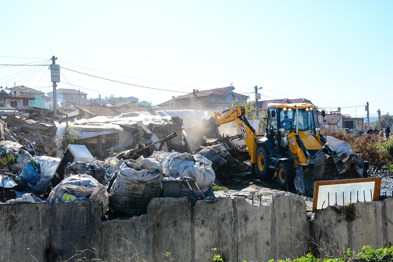 Бутнаха още 18 коптора в ромското гето "Максуда"