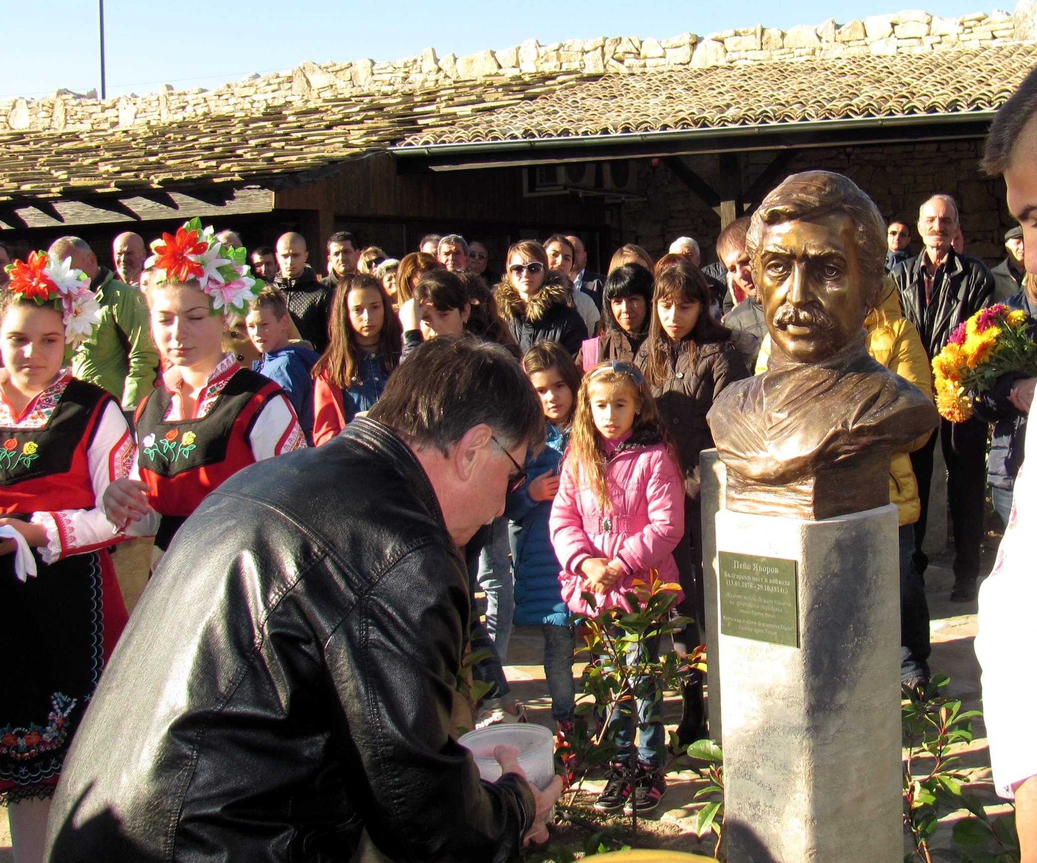 Откриха паметник на Яворов в Двора на кирилицата