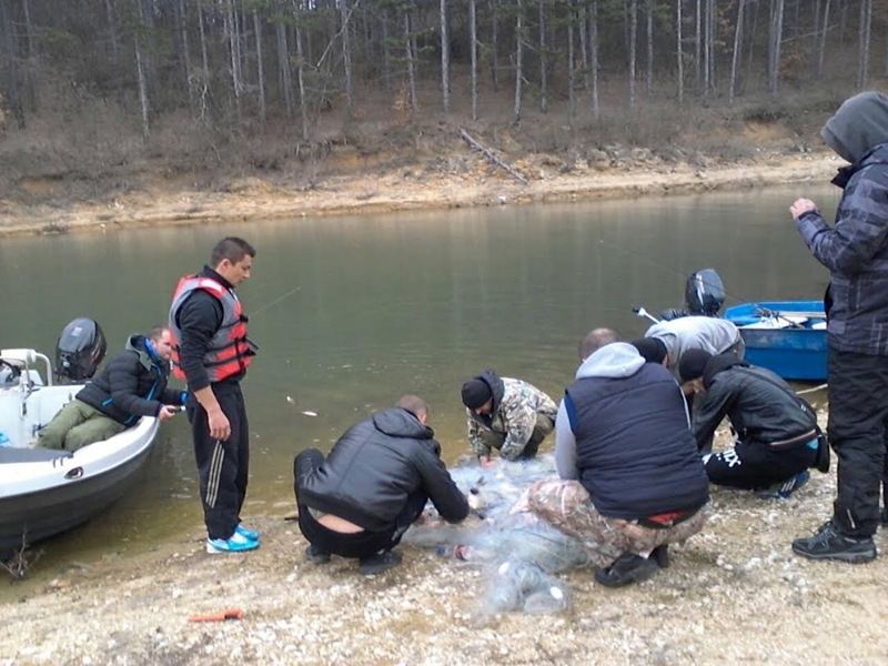 Бясна гонка в езерото "Вая", конфискуваха три лодки